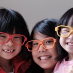 Itelis optique : enfants portant des lunettes et prévention de la santé visuelle