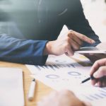 Un audit de vos contrats d'assurance professionnels en cours d'analyse par des experts.