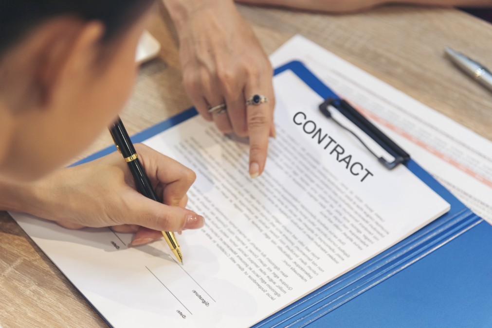 Analyse et calcul des frais d'assurance vie sur un contrat financier.