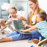 Assistante maternelle lisant un livre avec des enfants, pour illustrer le choix d'une mutuelle assistante maternelle.