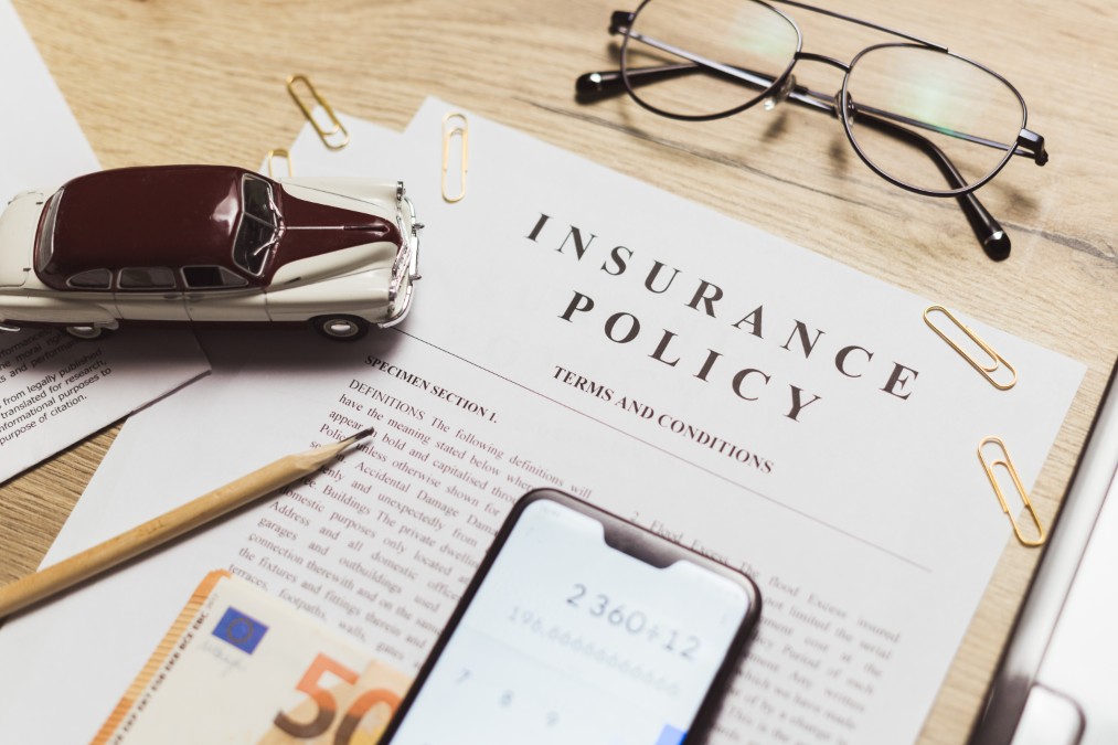 Relecture des conditions générales d'une assurance auto pour un prêt de volant