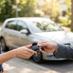 Assurance auto prêt de volant : échange de clés de voiture entre deux conducteurs