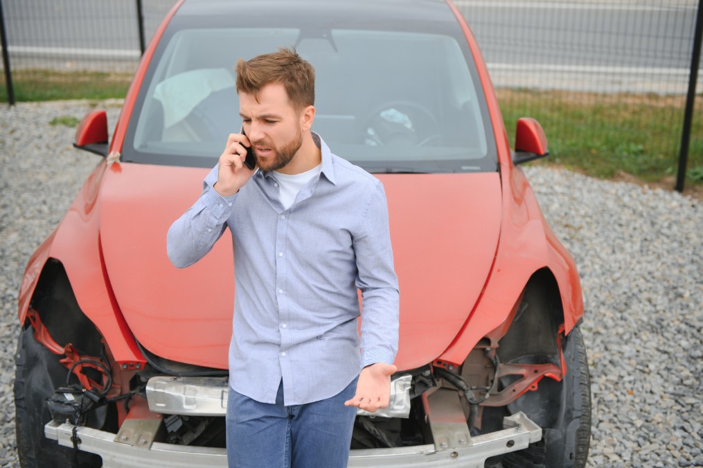 Assurance auto prêt de volant : conducteur déclarant un sinistre par téléphone suite à un accrochage
