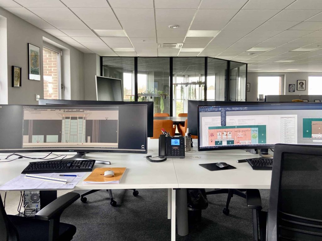 Postes de travail avec logiciels de modélisation de bâtiment dans le cadre d'une assurance bureau d'étude thermique.