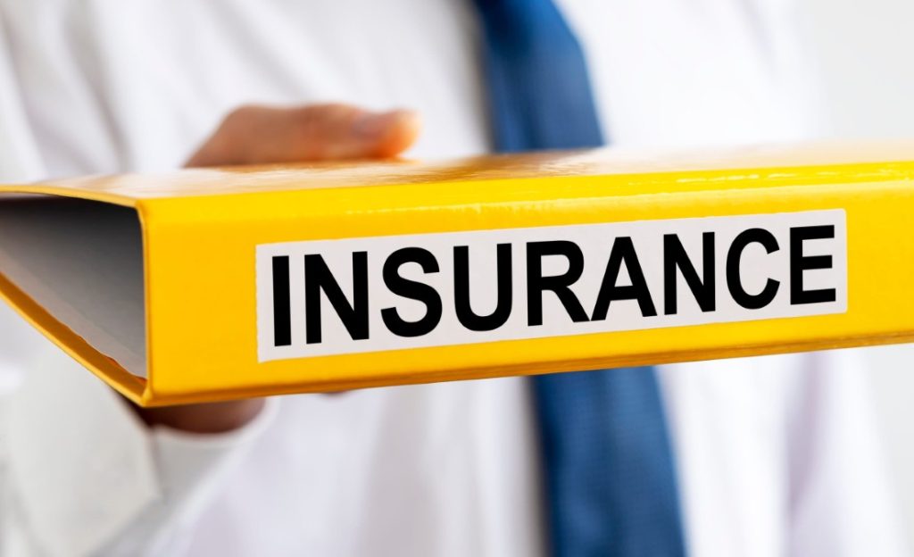 Professionnel tendant un dossier jaune d'assurance habitation étudiant