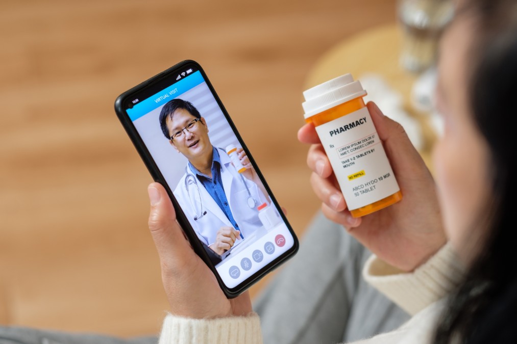 Patient effectuant une téléconsultation médicale sur smartphone grâce aux garanties de la mutuelle interimaire santé.